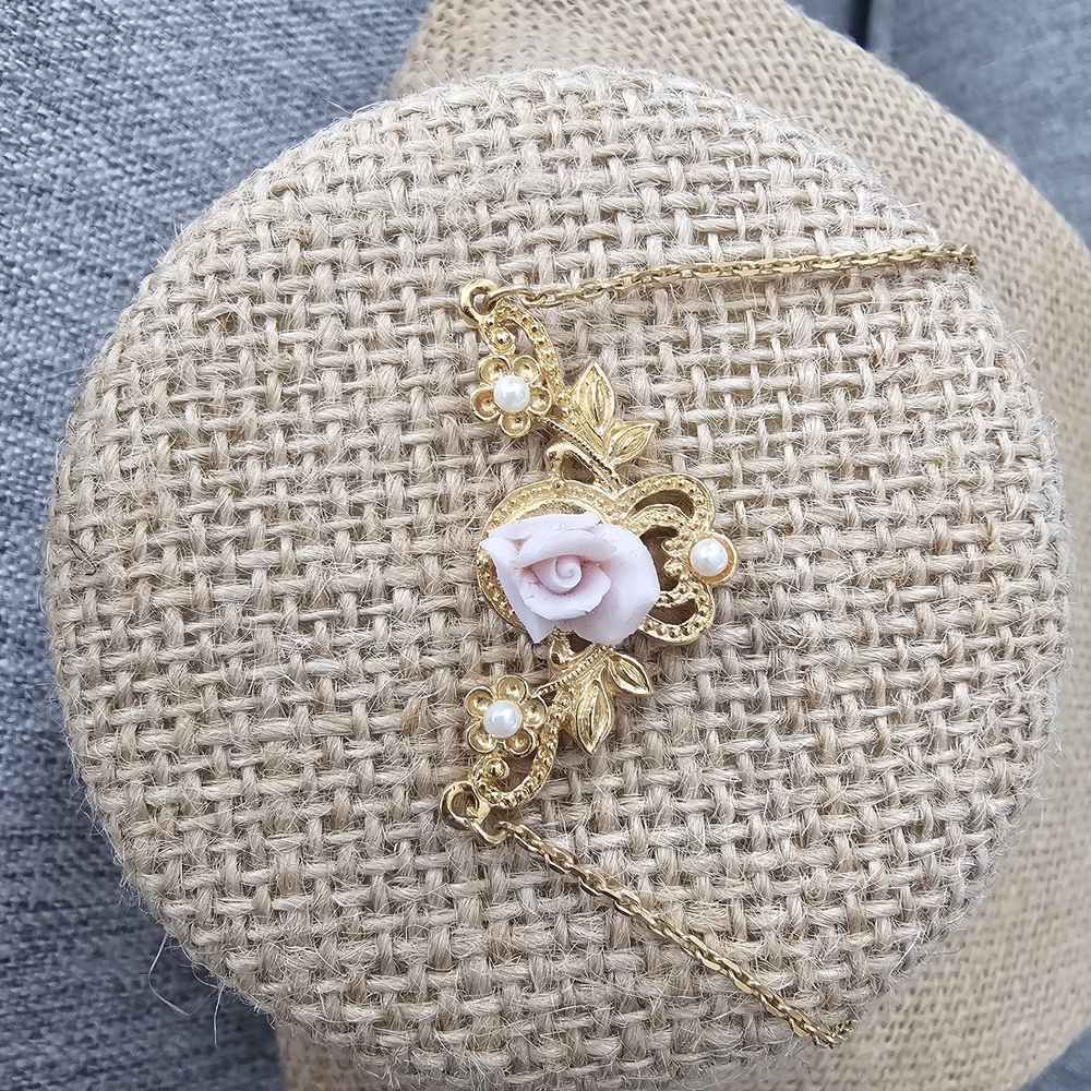 Elegant Gold and Pink Pendant Necklace - Picture 3 of 8